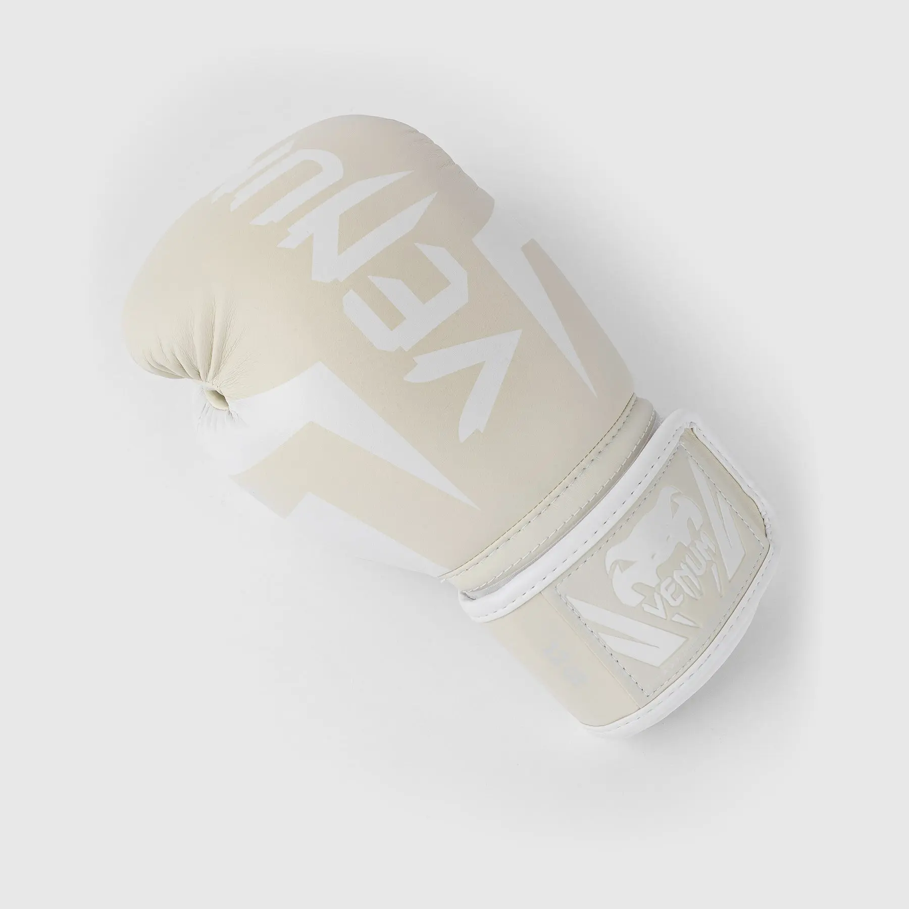 Venum Elite Boxing Gloves - White/Ivory, изглед отгоре на една ръкавица