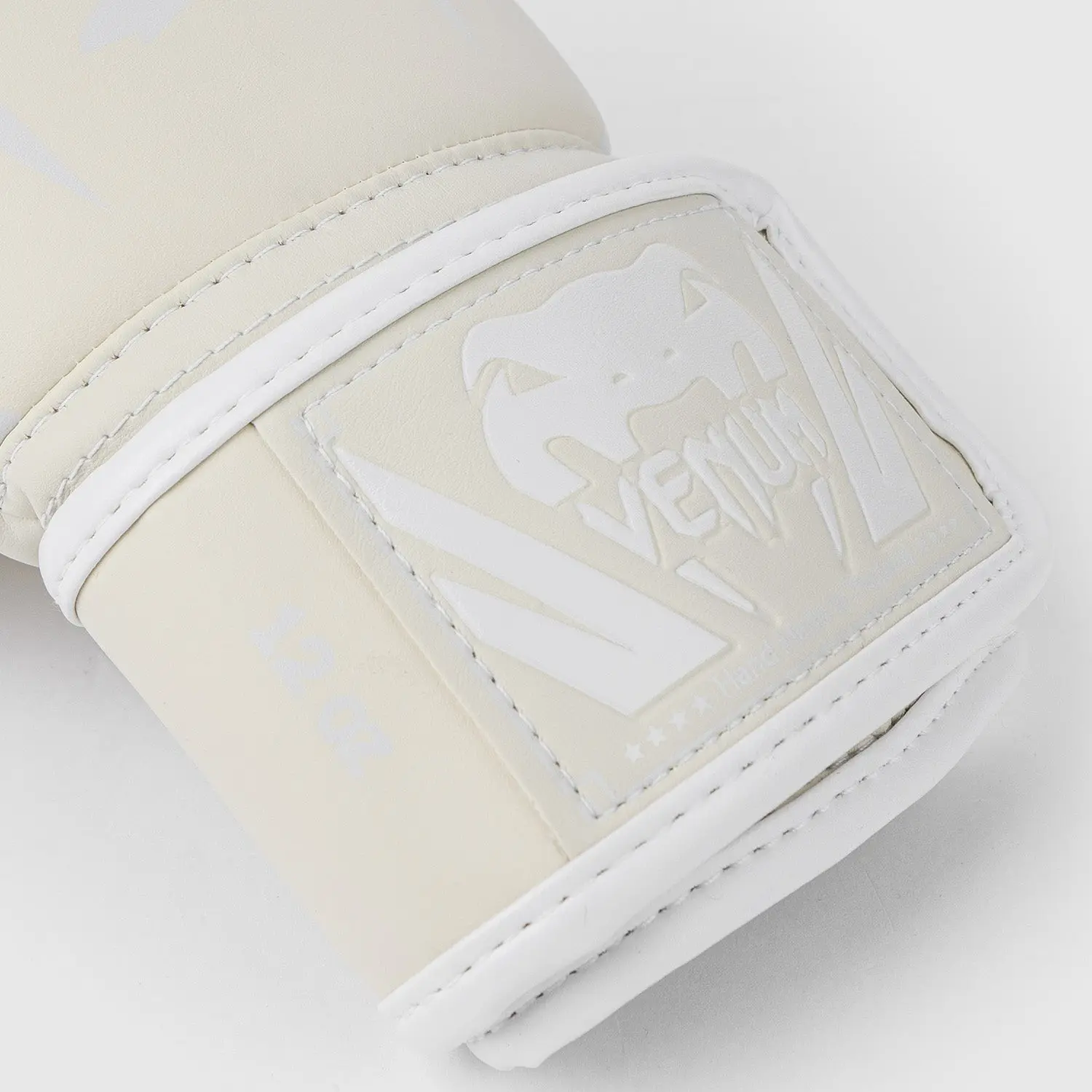 Venum Elite Boxing Gloves - White/Ivory, детайл на велкро закопчаване с лого
