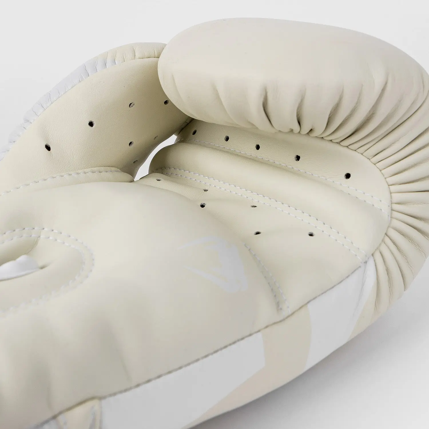 Venum Elite Boxing Gloves - White/Ivory, детайл на пръстите и вентилационните отвори