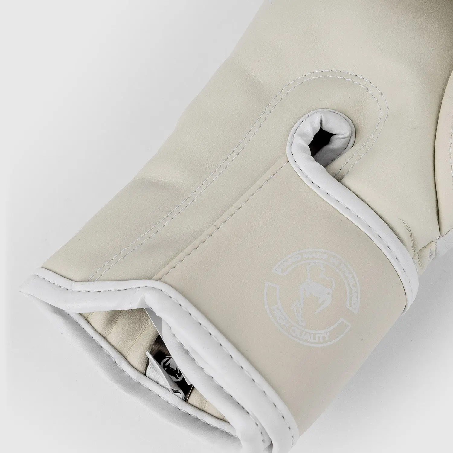 Venum Elite Boxing Gloves - White/Ivory, детайл на вътрешността и етикет за качество