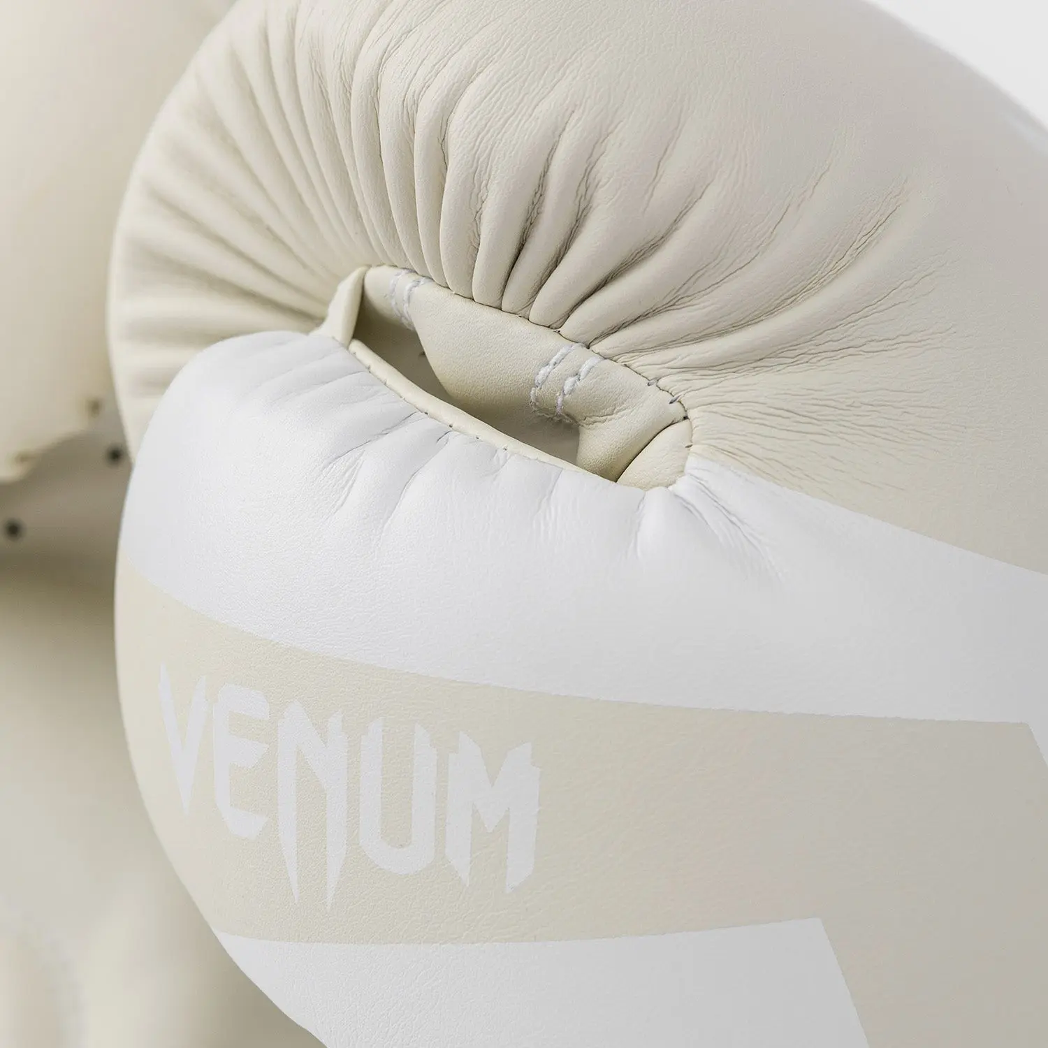 Venum Elite Boxing Gloves - White/Ivory, детайл на предната част на ръкавицата с лого