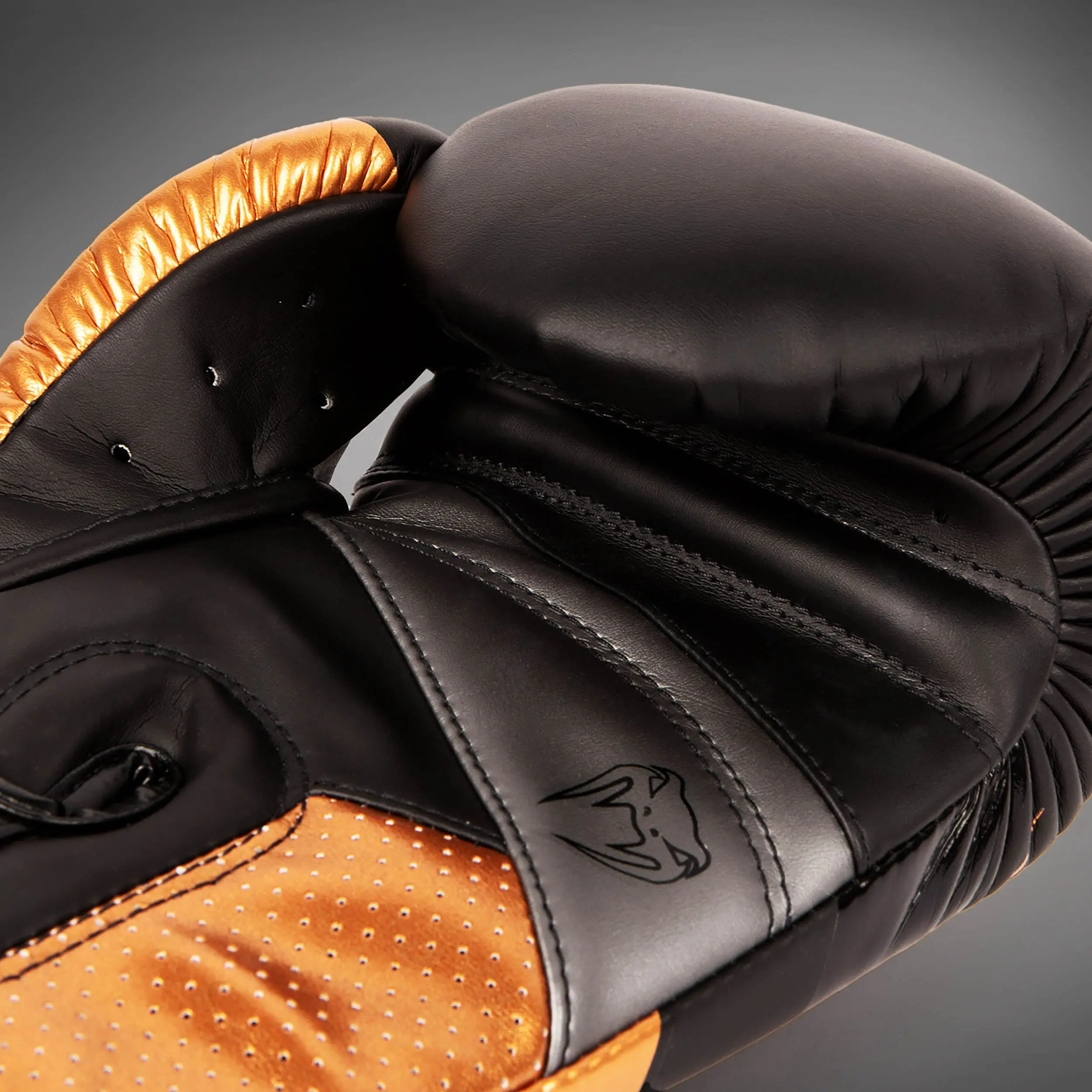 Venum Elite Evo Boxing Gloves - Black/Bronze, детайл от дизайна и материалите