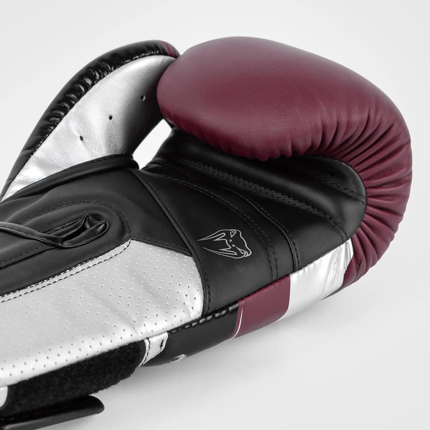 Venum Elite Evo Boxing Gloves - Burgundy/Silver детайл на ръкавица
