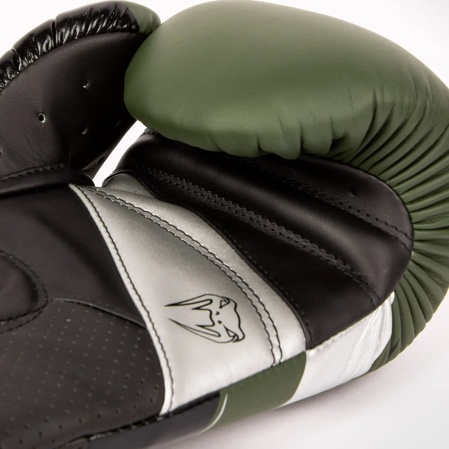 Venum Elite Evo Boxing Gloves - Khaki/Silver близък план на детайл