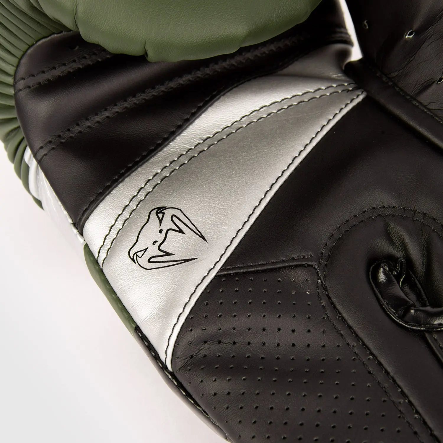 Venum Elite Evo Boxing Gloves - Khaki/Silver близък план на логото