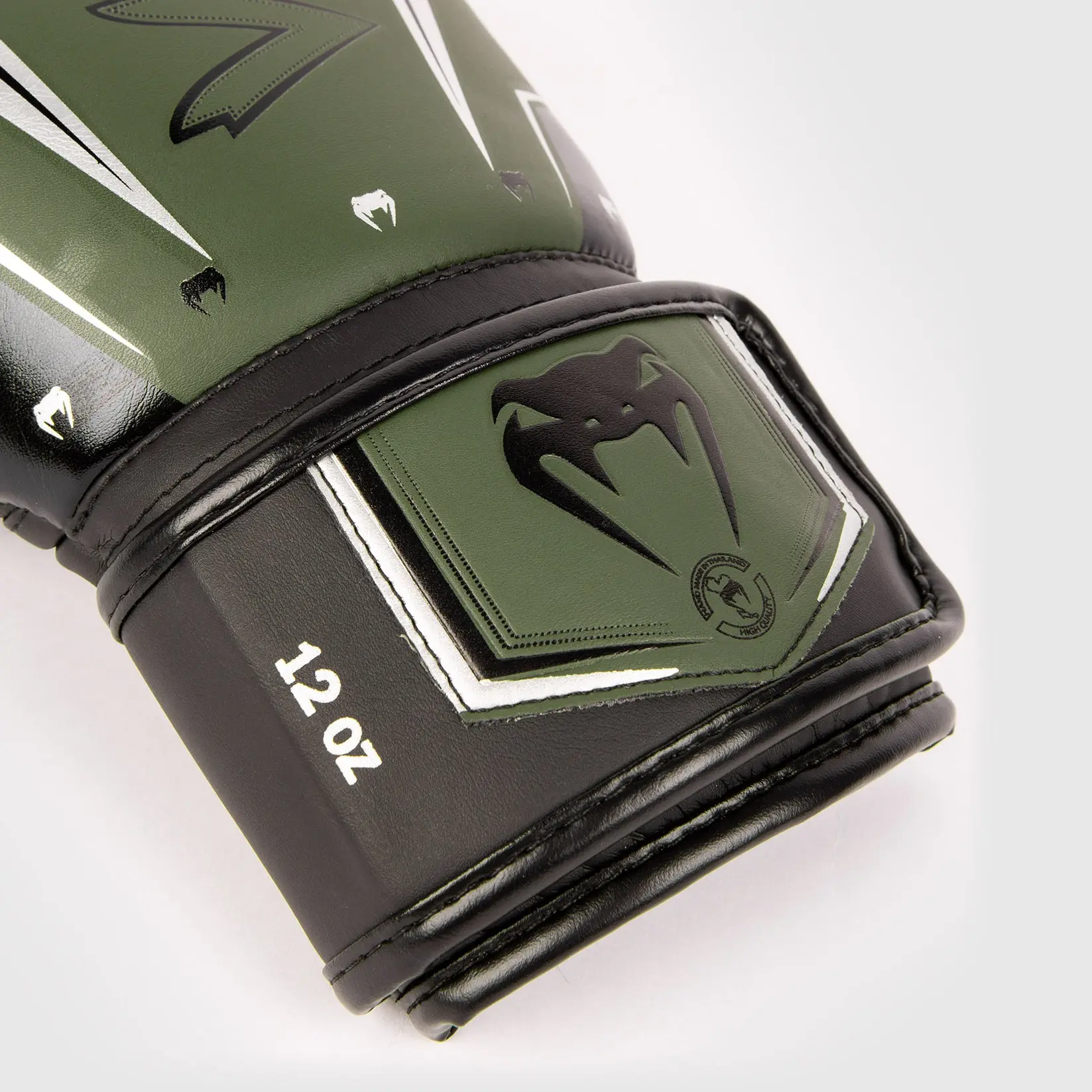 Venum Elite Evo Boxing Gloves - Khaki/Silver близък план на закопчаването
