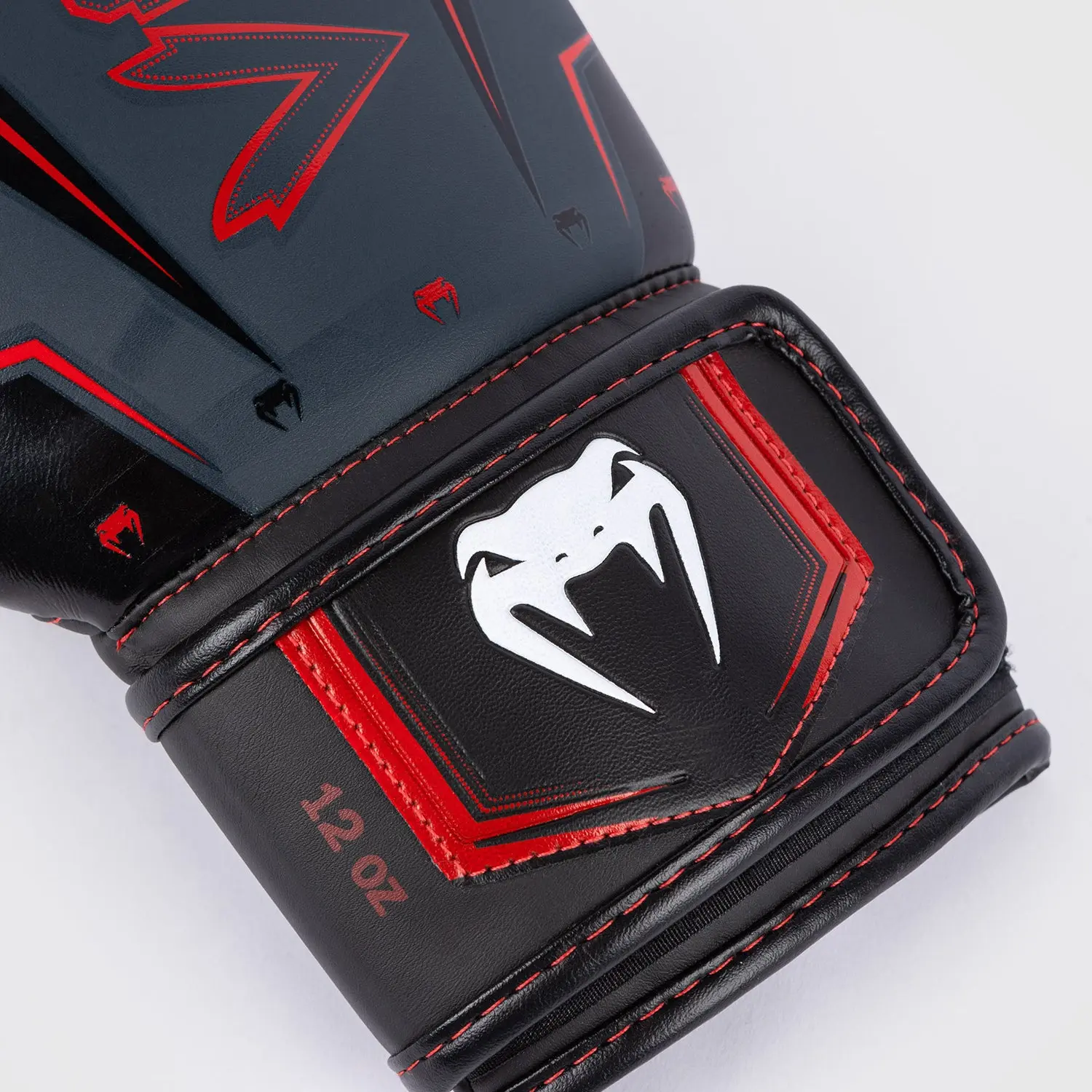 Venum Elite Evo Boxing Gloves - Navy/Black/Red, детайл на лого и размер