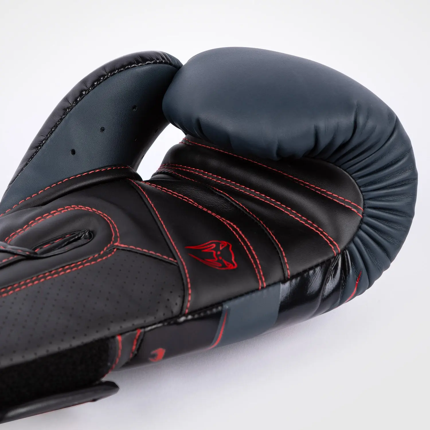 Venum Elite Evo Boxing Gloves - Navy/Black/Red, близък план на шевове и вентилация