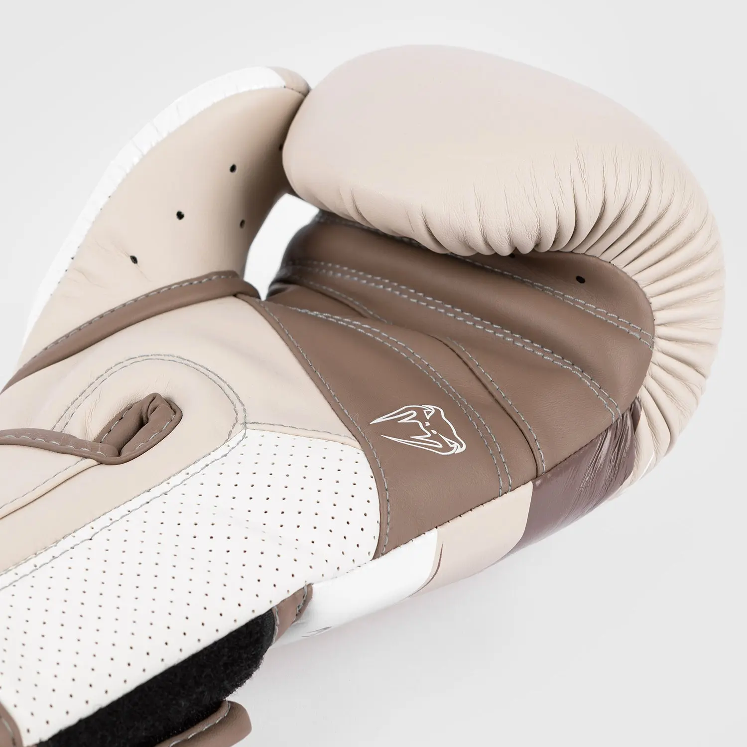 Venum Elite Evo Boxing Gloves - Sand детайли