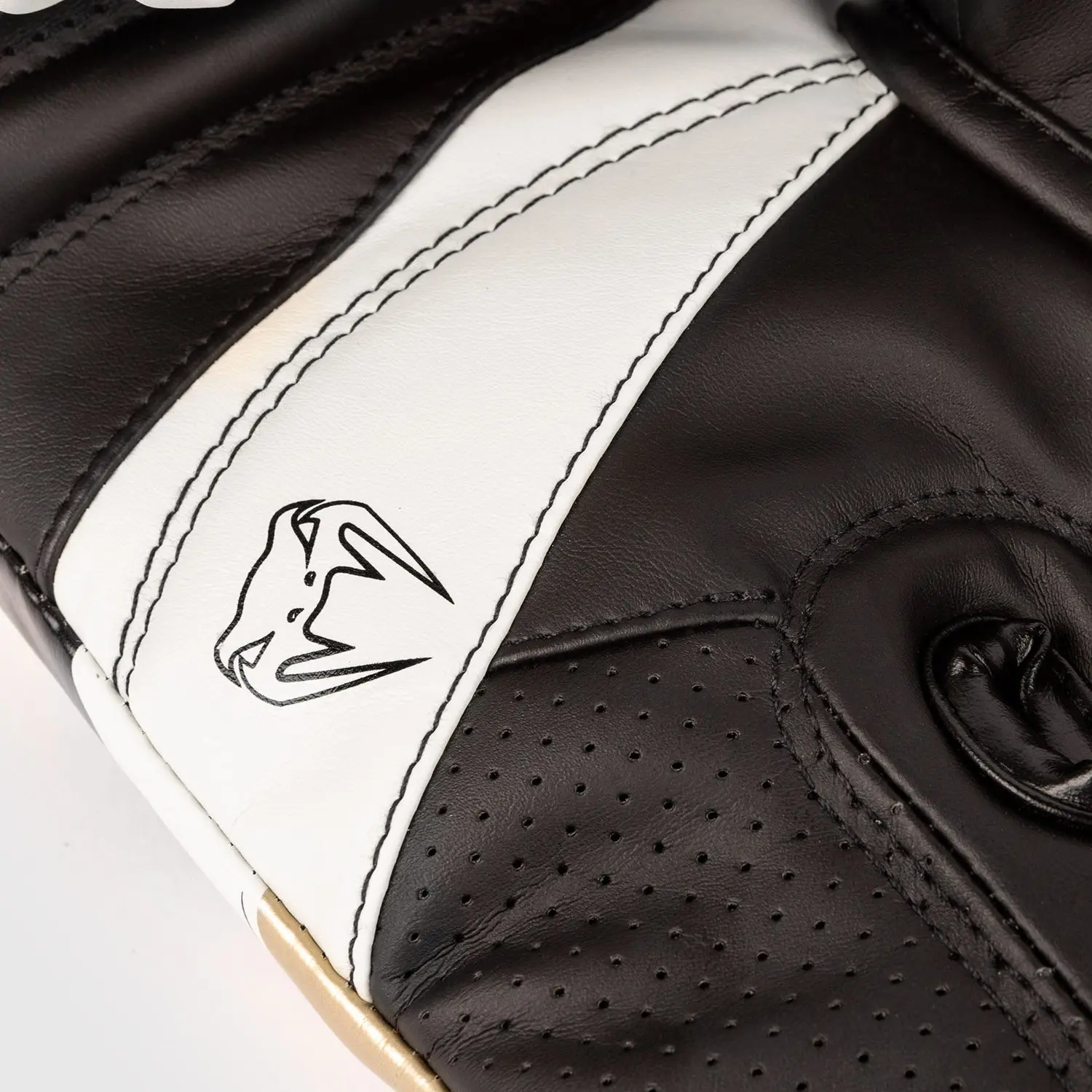 Venum Elite Evo Boxing Gloves - White/Gold детайл на логото