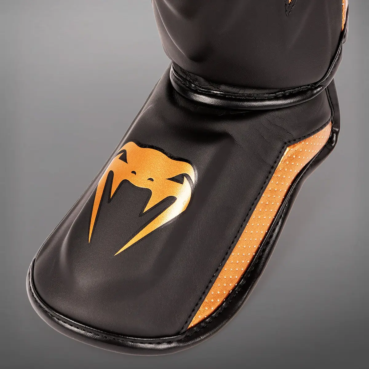 Venum Elite Evo Shinguards - Black/Bronze капак за стъпало