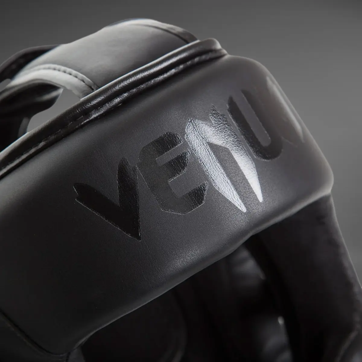 Venum Elite Headgear - Black, лого Venum отблизо