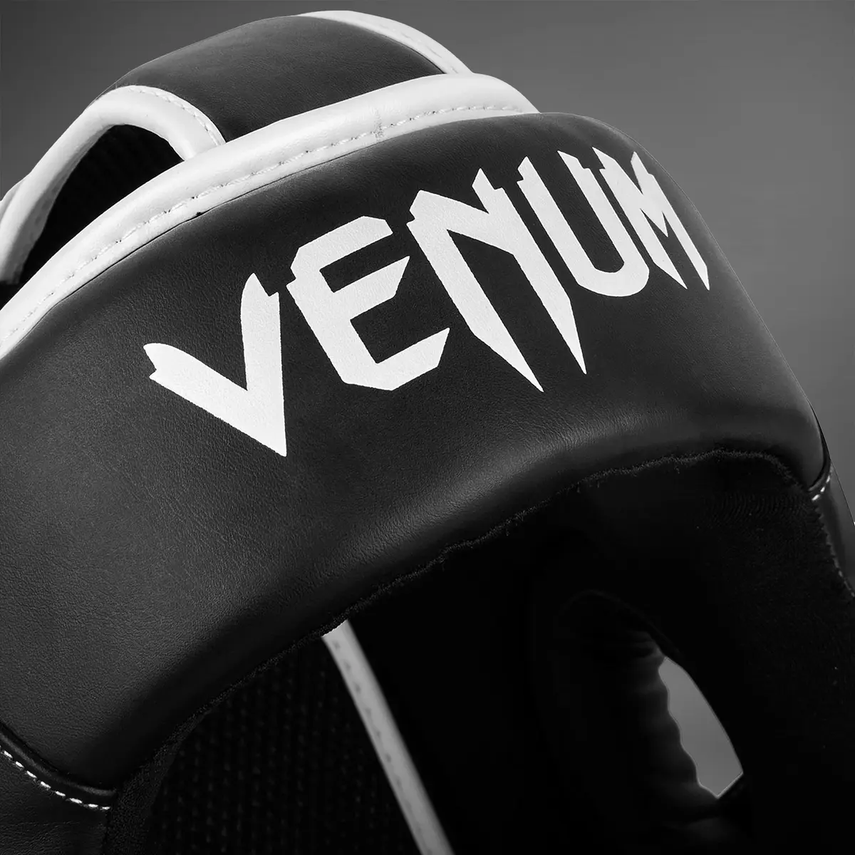 Venum Elite Headgear - Black/White лого Venum отпред