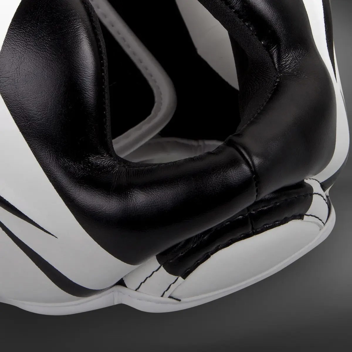 Venum Elite Headgear – White/Black детайл от пяна