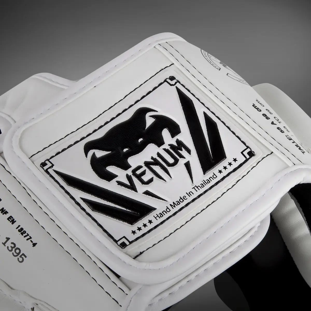 Venum Elite Headgear – White/Black етикет с лого и размер