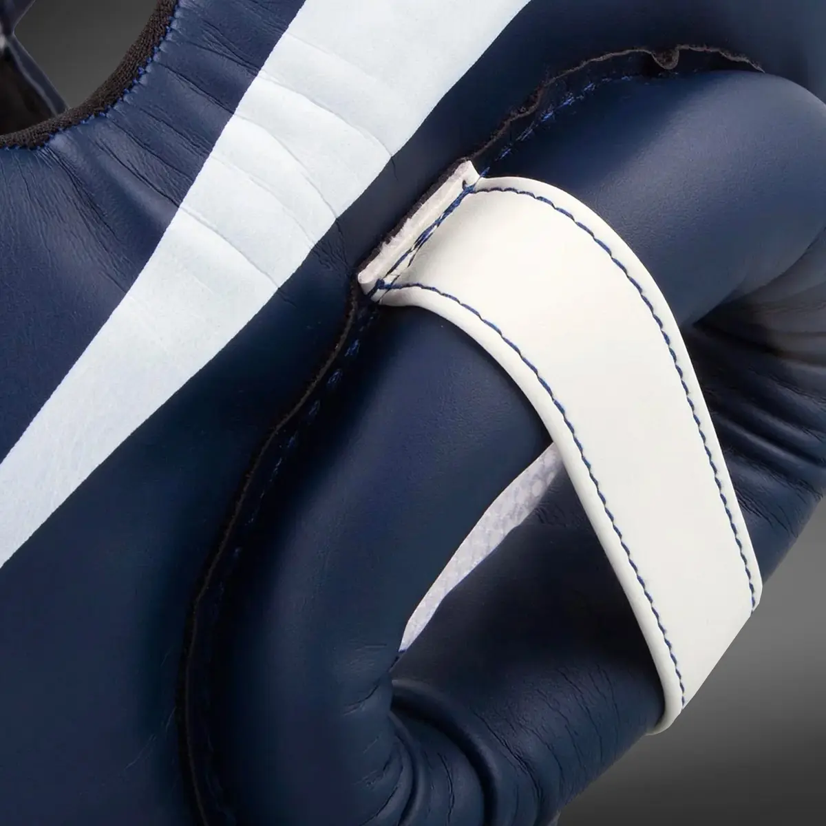 Venum Elite Headgear - White/Navy Blue детайл на каишката