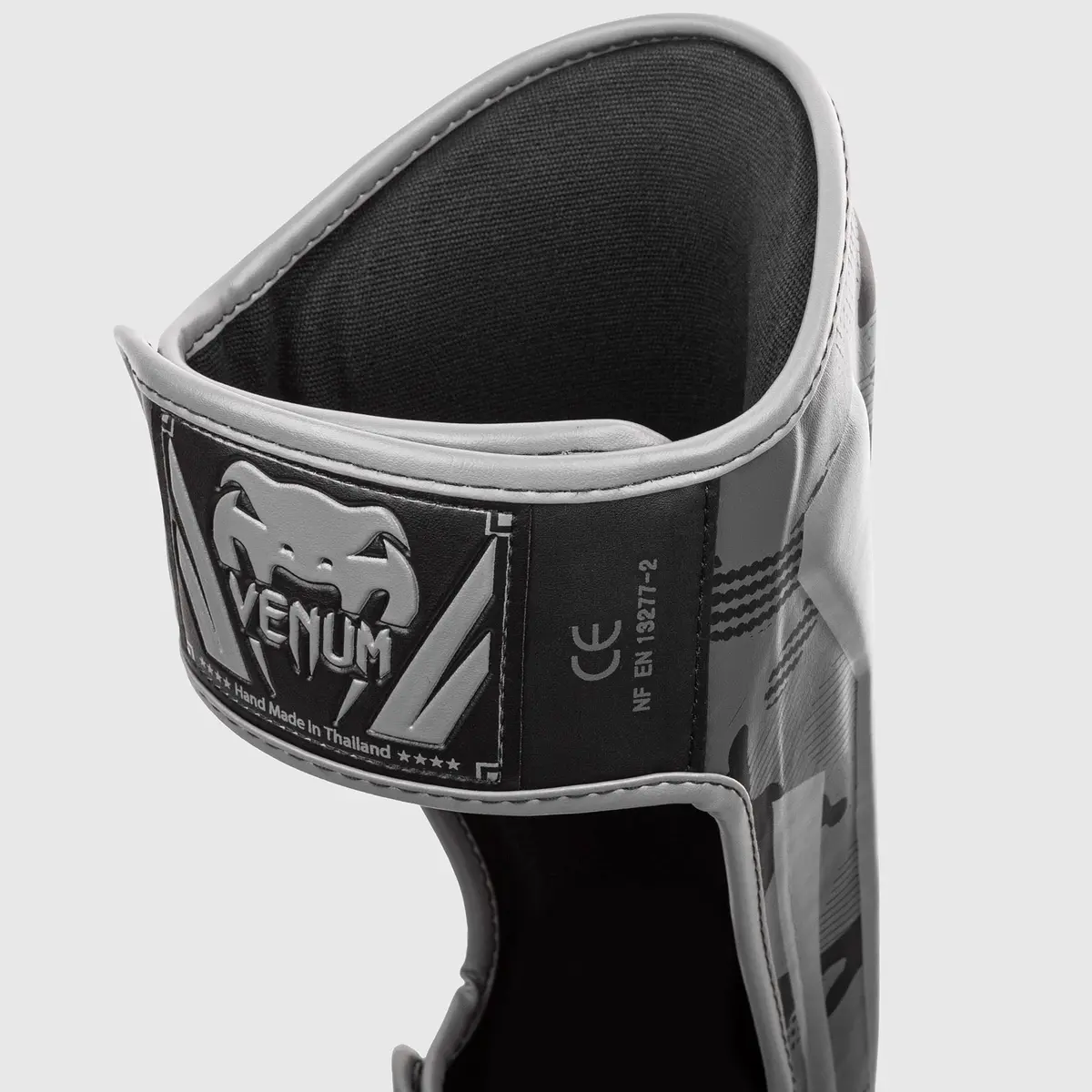 Venum Elite Shin Guard - Black Camo етикет с лого и сертификат