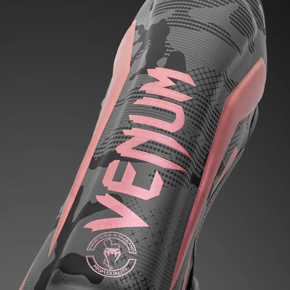 Venum Elite Shin Guard - Black/Rose/Gold детайл с лого Venum