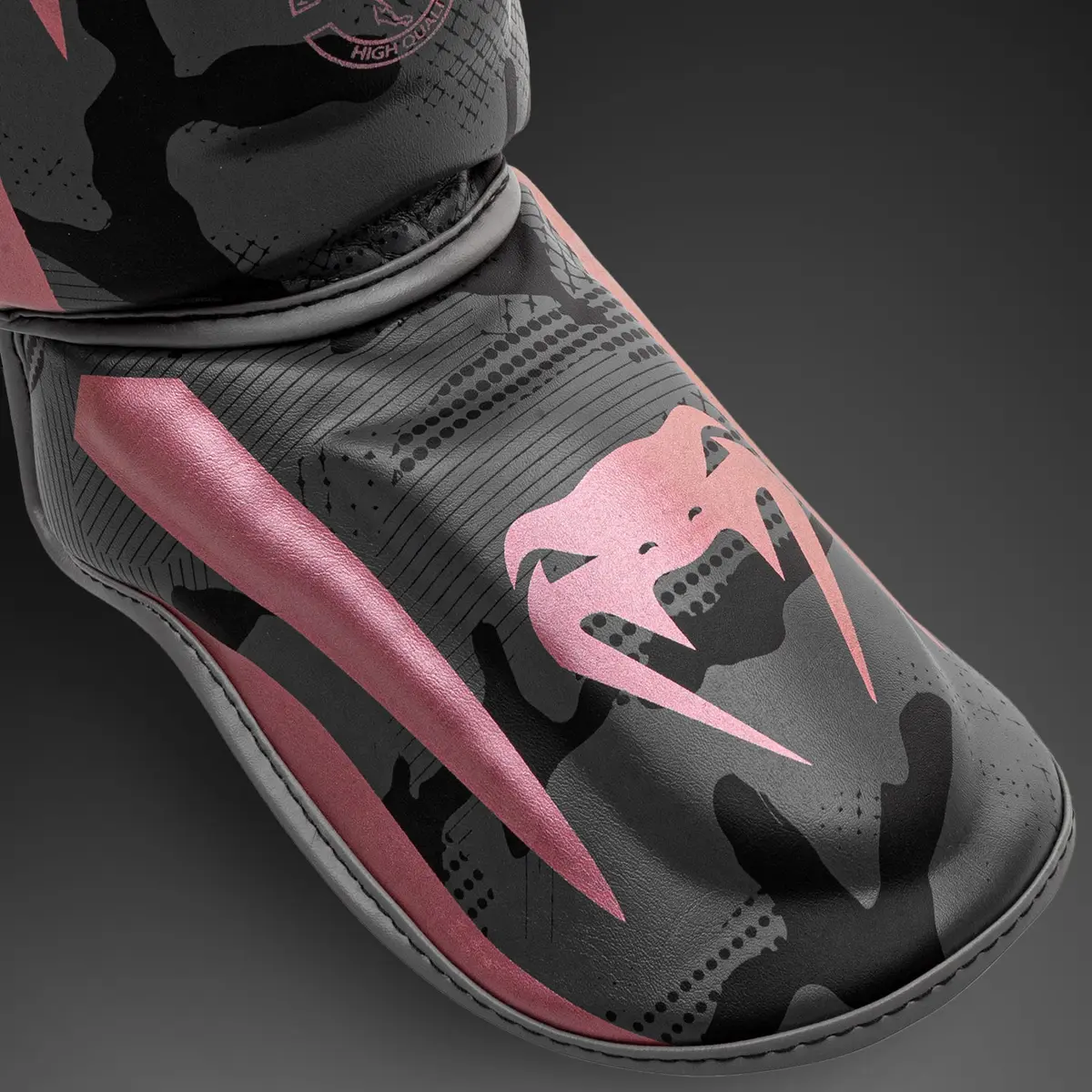 Venum Elite Shin Guard - Black/Rose/Gold изглед на ходилото с лого Venum