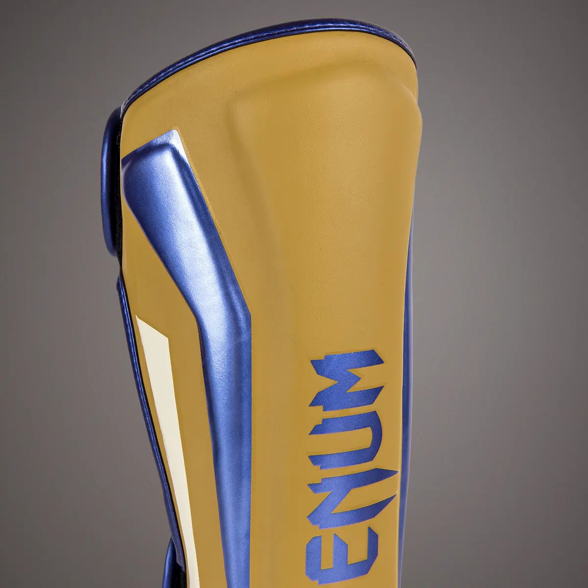 Venum Elite Shin Guards - Camel - Special Edition детайл на лого