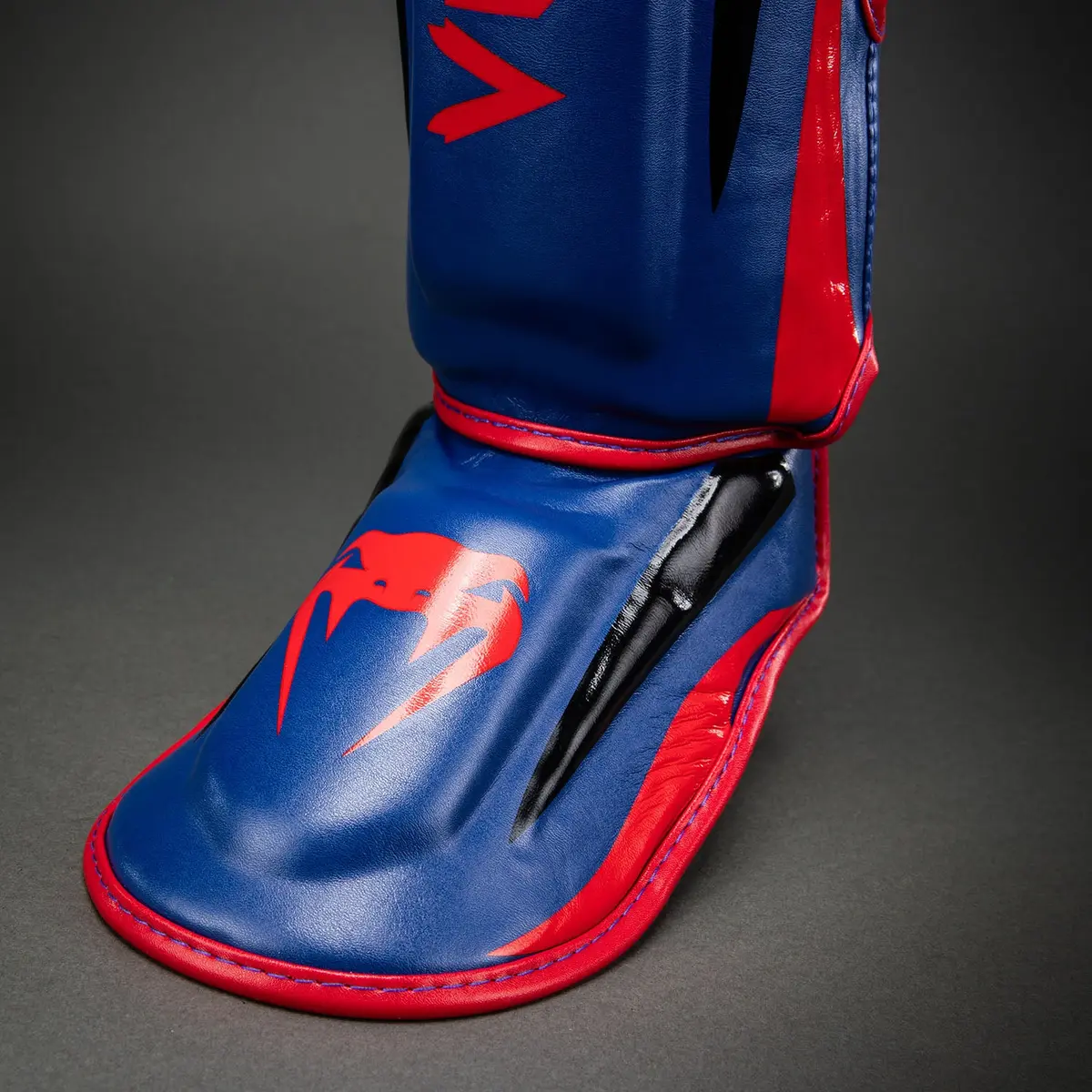 Venum Elite Shin Guards - Dark Blue/Red предна част