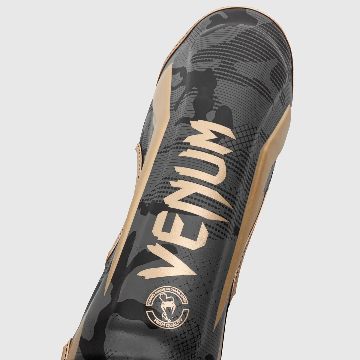 Venum Elite Shin Guard - Gold Camo детайлен изглед на предната част