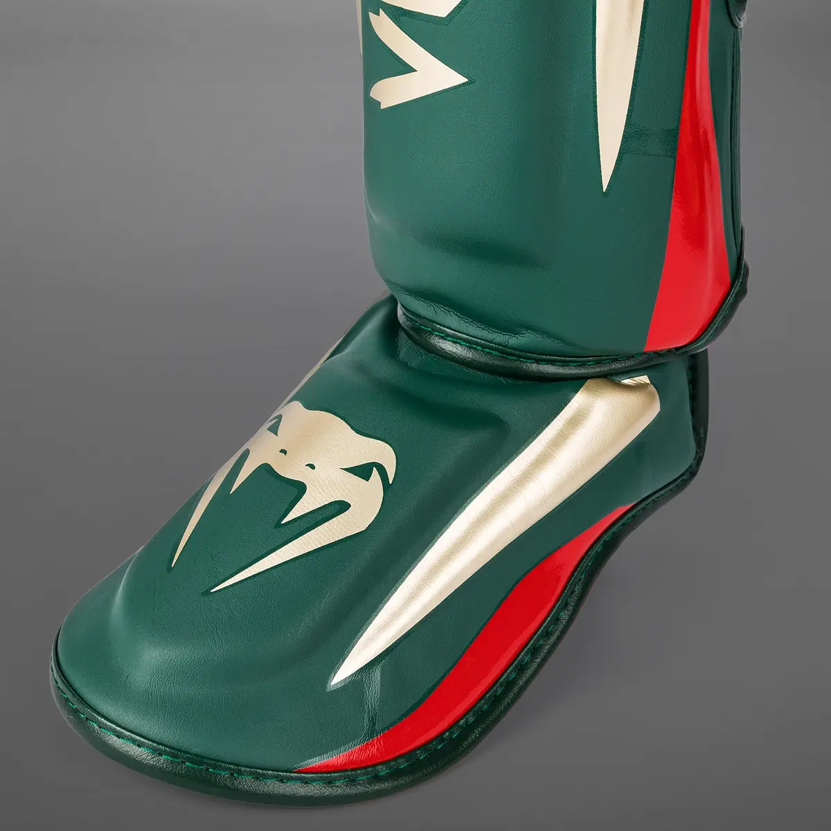 Venum Elite Shin Guards - Green - Special Edition детайл предна част стъпало