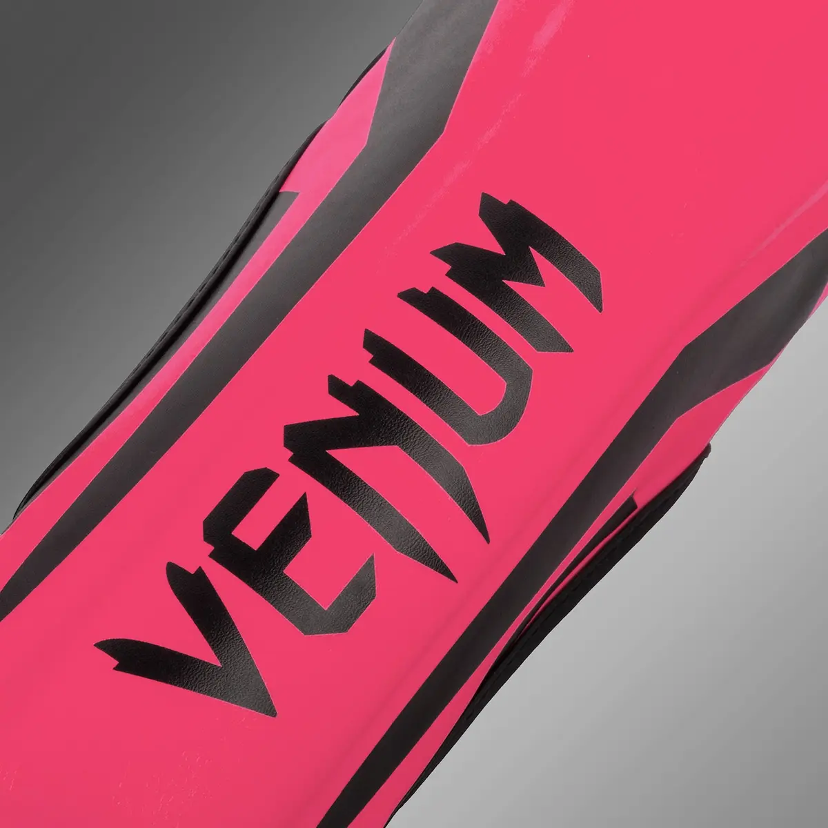 Venum Elite Shin Guards Kids - Exclusive отблизо логото Venum