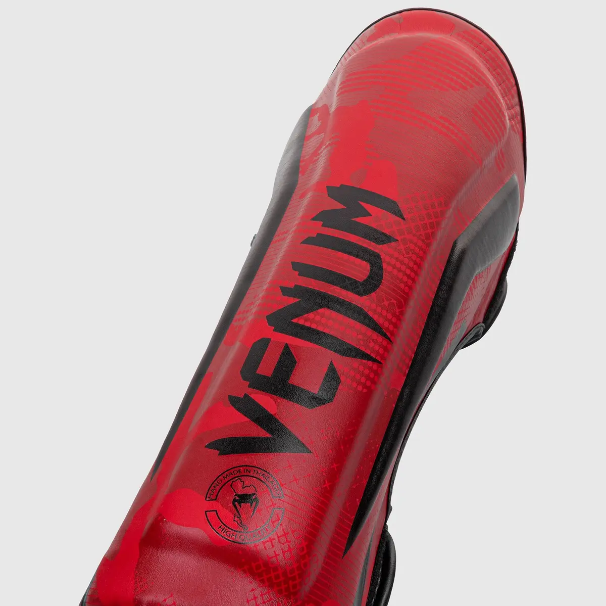 Venum Elite Shin Guard - Red Camo детайл с логото