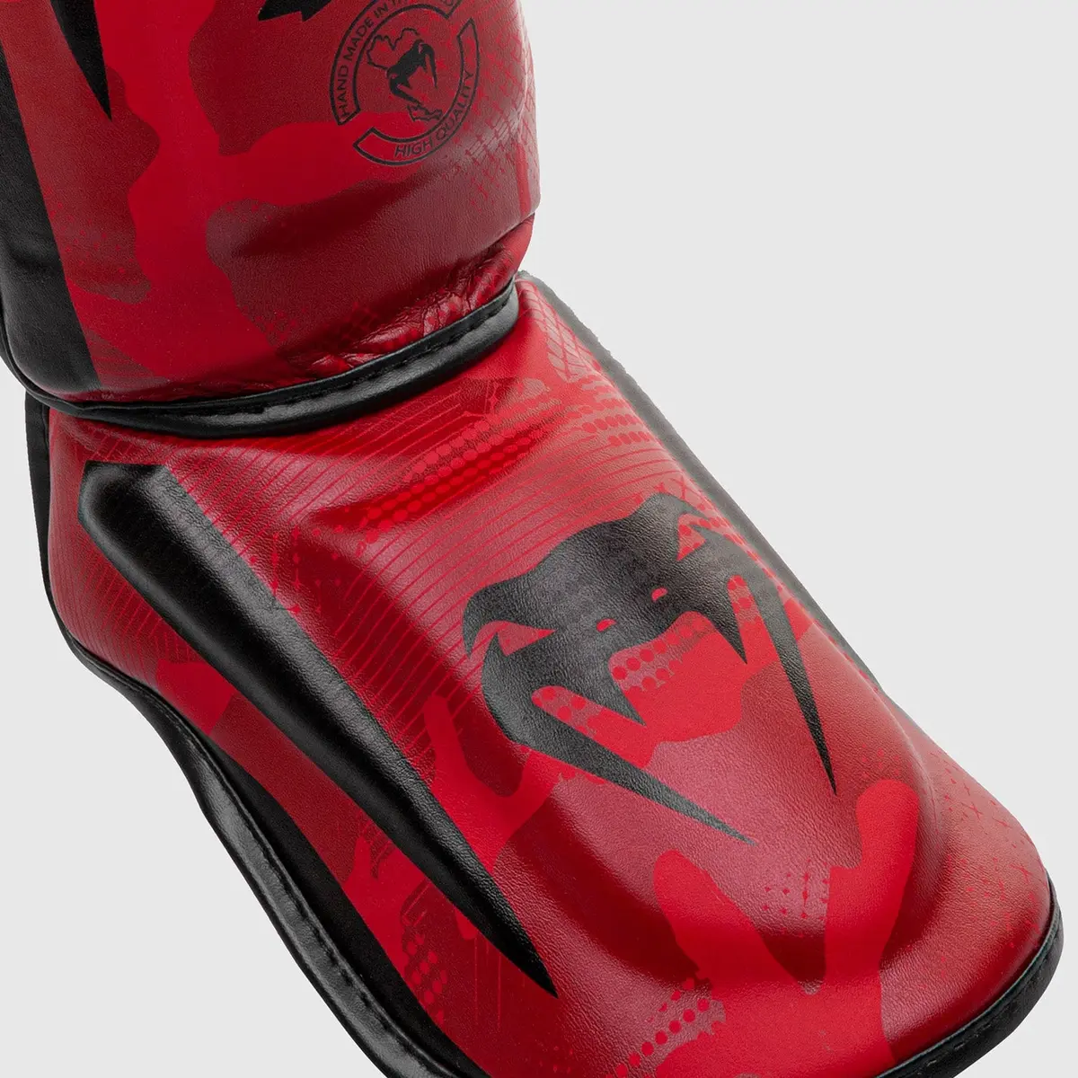 Venum Elite Shin Guard - Red Camo близък план на предната част
