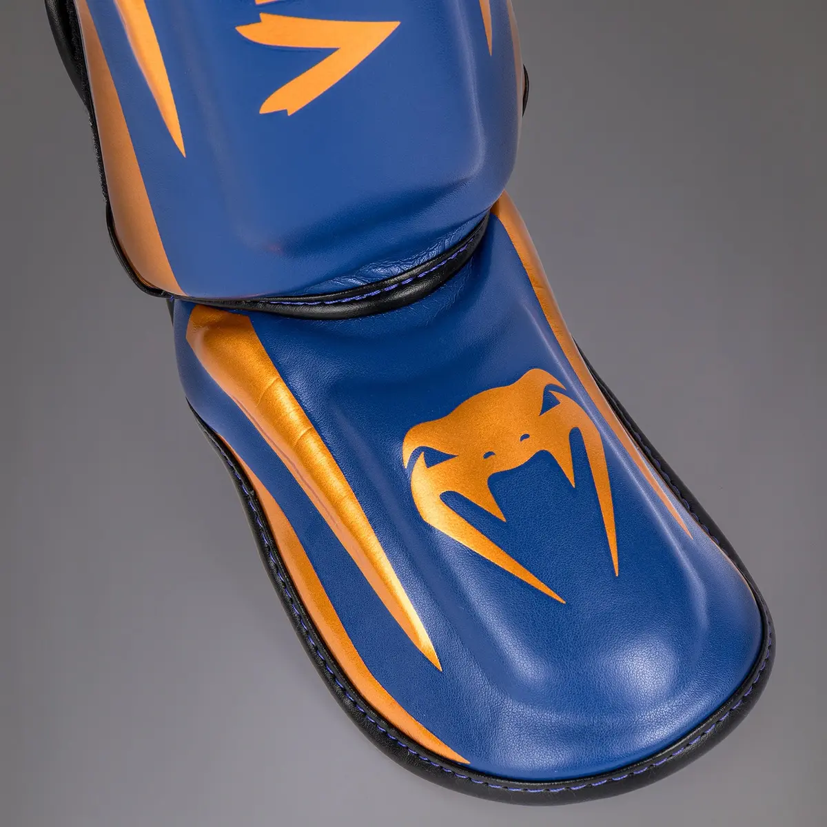 Venum Elite Shin Guards - Royal Blue - Special Edition детайл с лого