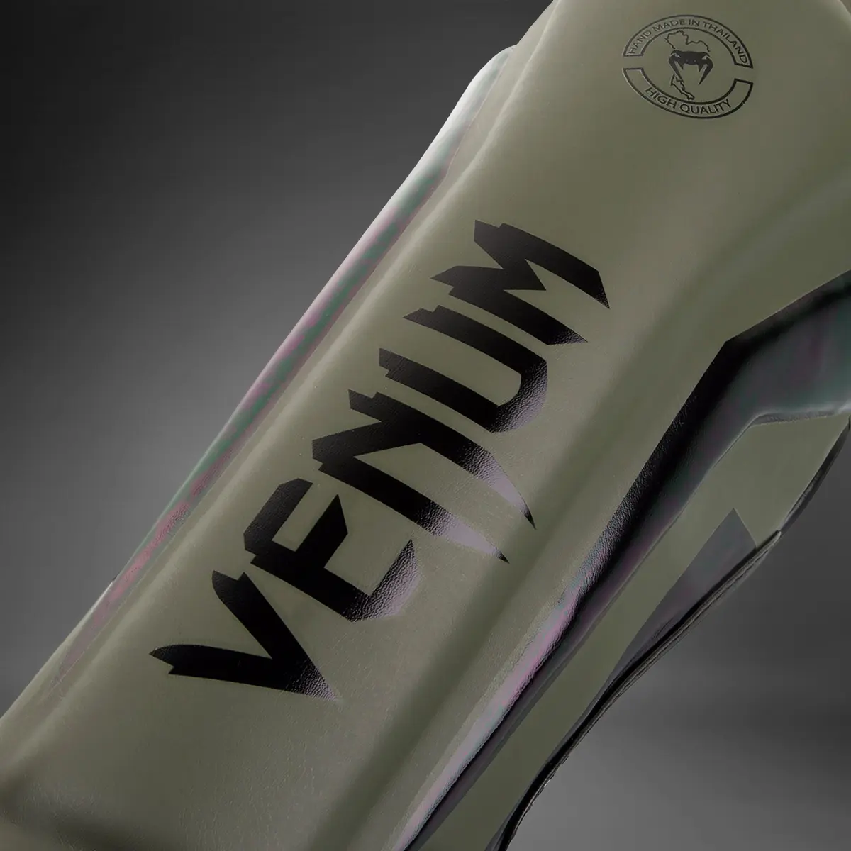 Venum Elite Standup Shin guards - Khaki/Black близък план с лого Venum