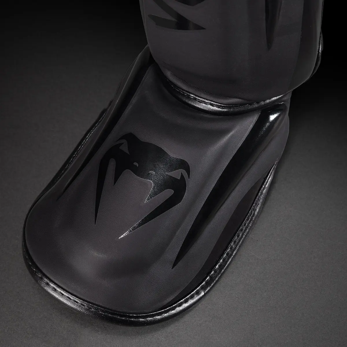 Venum Elite Standup Shin Guards - Matte/Black детайл на предната част