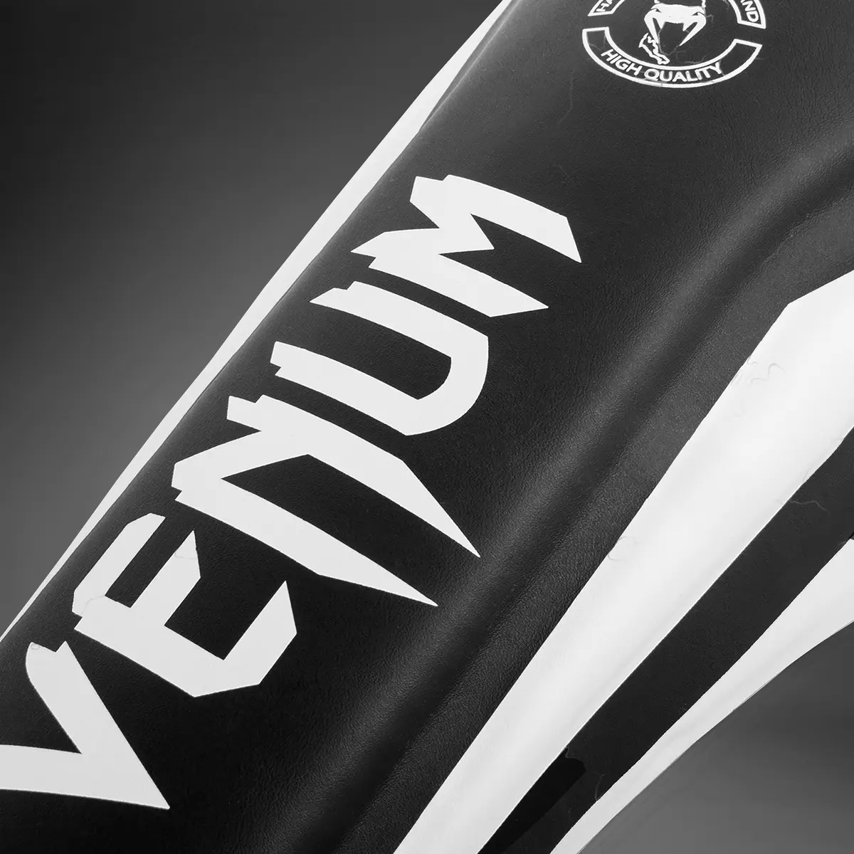 Venum Elite Standup Shinguards - Black/White детайл с лого Venum