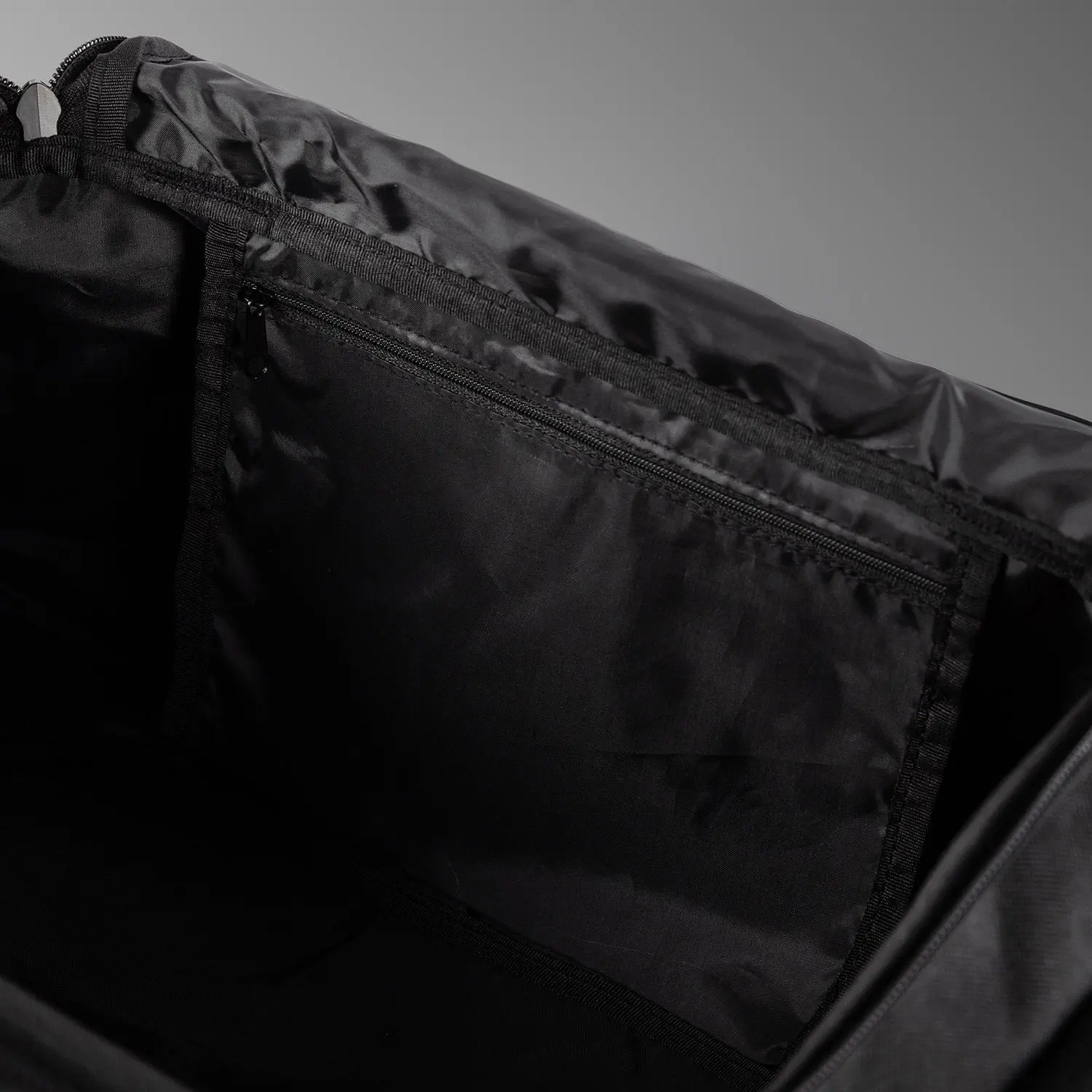 Venum Essential Sports Bag (26L) - Black, вътрешен джоб с цип