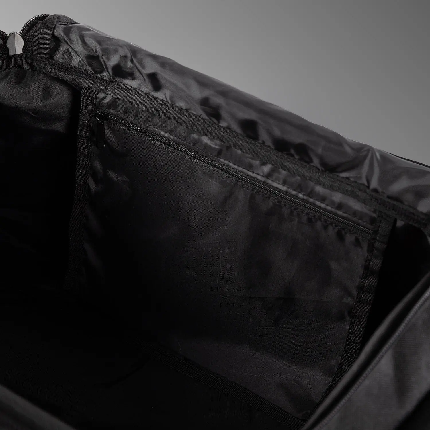 Venum Essential Sports Bag (37L) - Black, отворена вътрешност с джоб