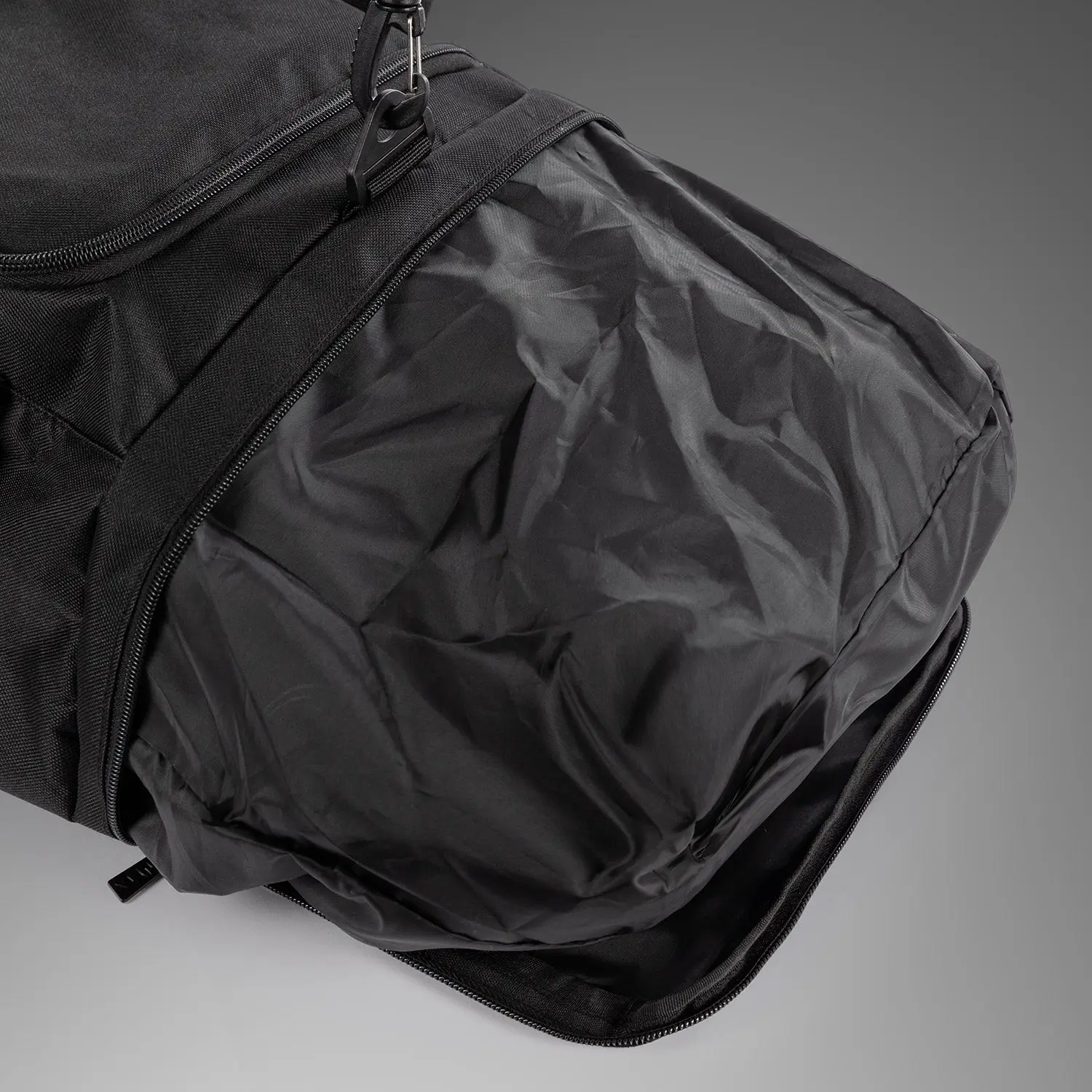 Venum Essential Sports Bag (37L) - Black, отворен страничен джоб