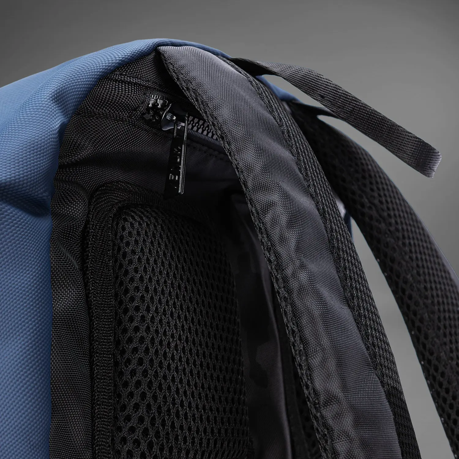 Venum Evo 2 Backpack (20-25L) - Black/Blue детайл от мрежести презрамки
