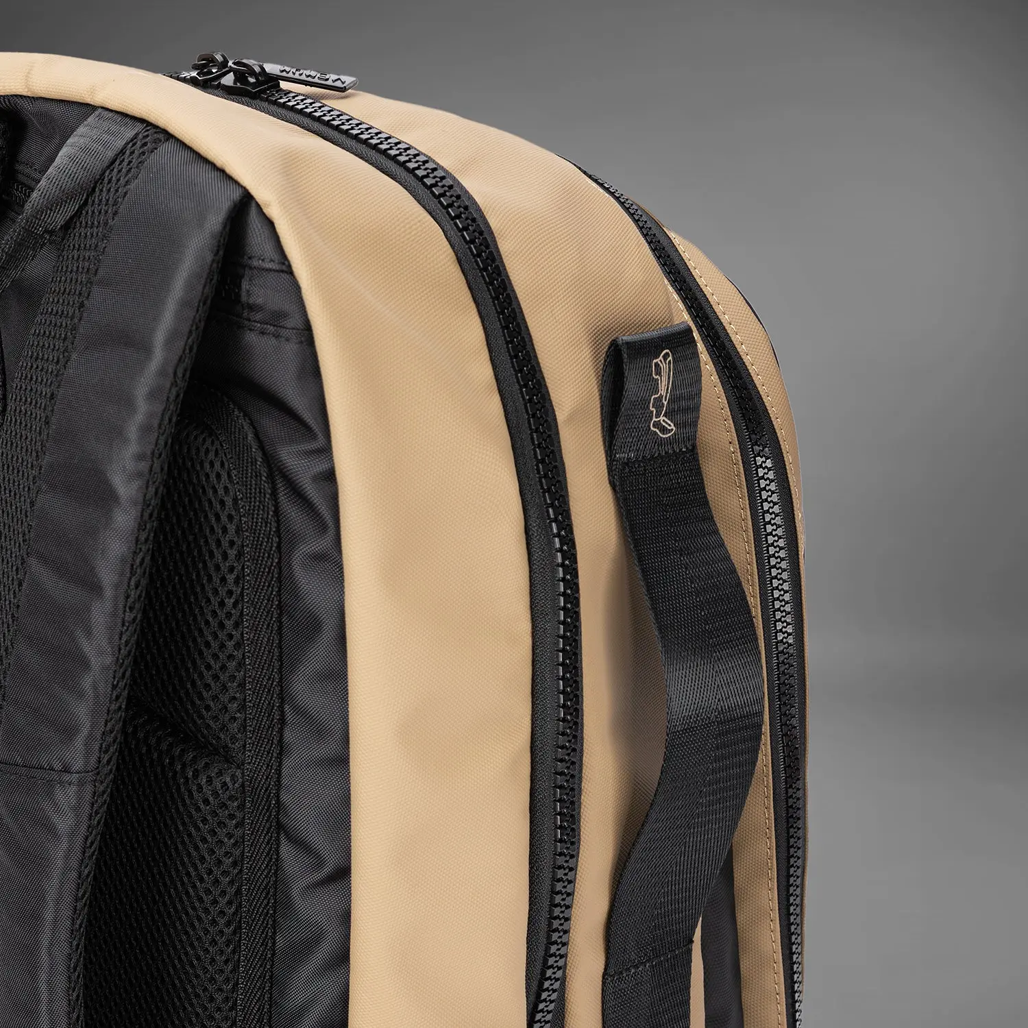 Venum Evo 2 Backpack (20-25L) - Black/Sand, детайл на цип и дръжка