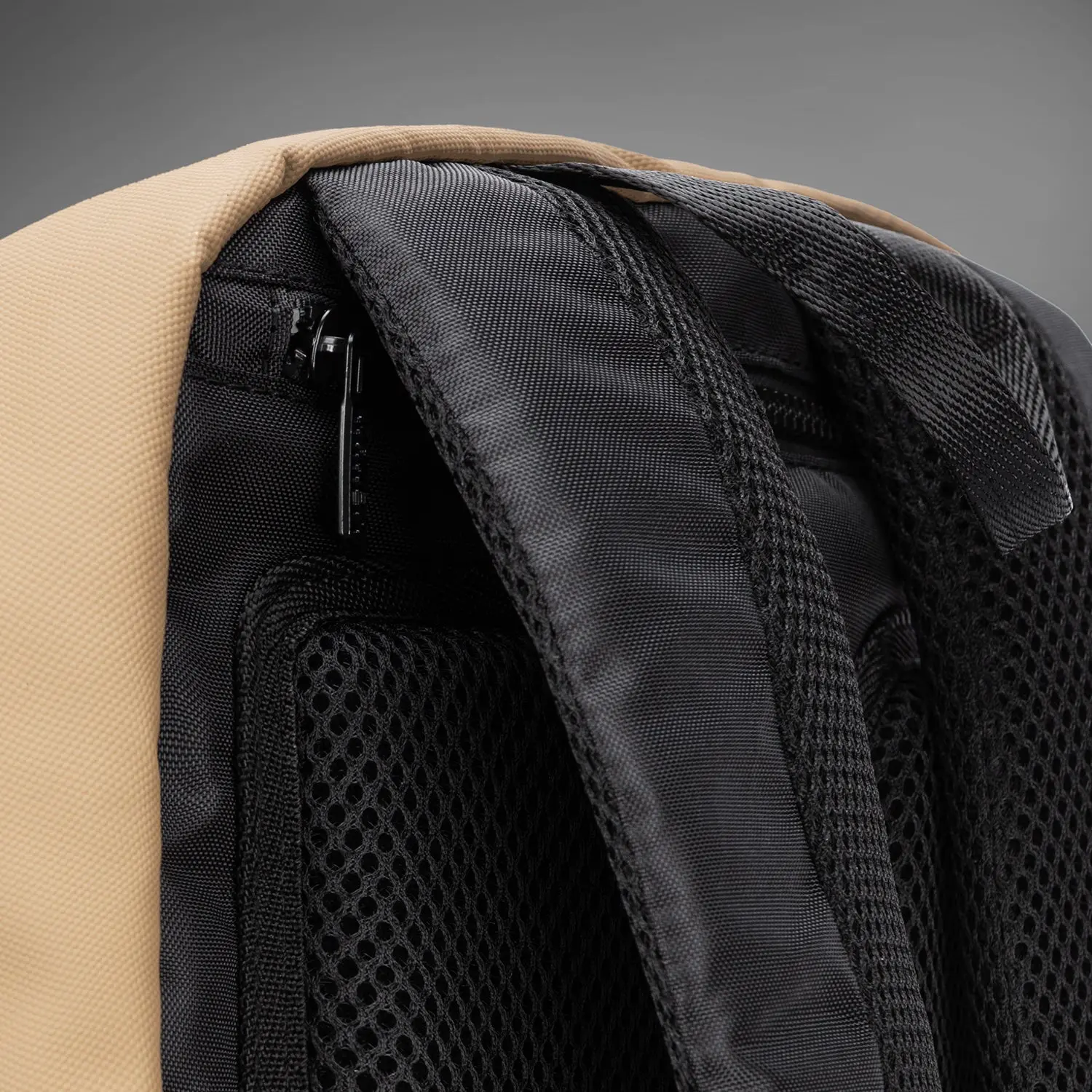 Venum Evo 2 Backpack (20-25L) - Black/Sand, детайл на подплатени презрамки