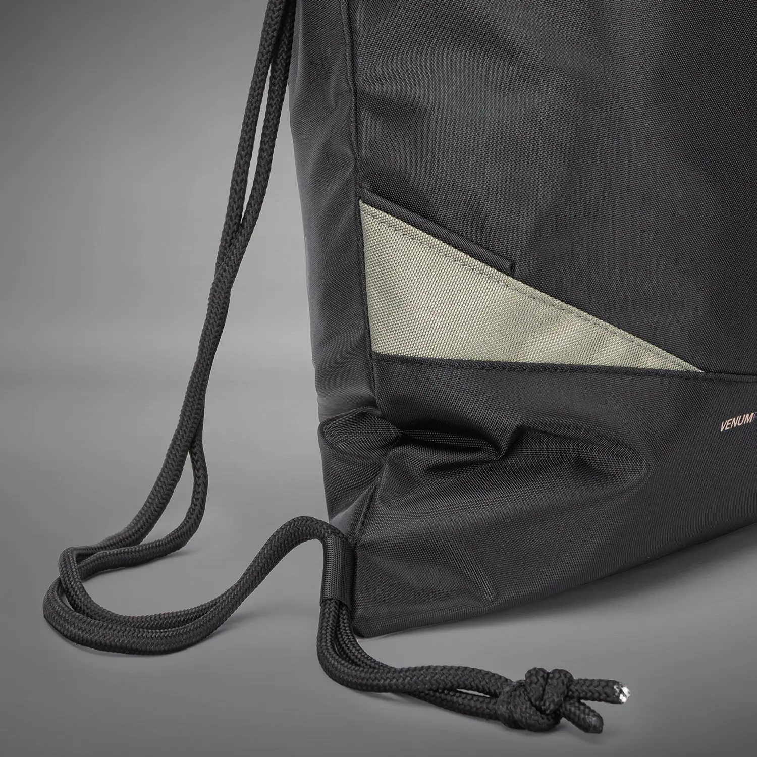 Venum Evo 2 Drawstring Bag (15-20L) - Black/Khaki, детайл на джоба