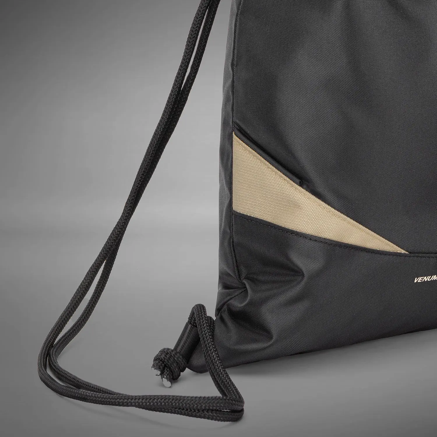 Venum Evo 2 Drawstring Bag (15-20L) - Black/Sand близък план на детайл