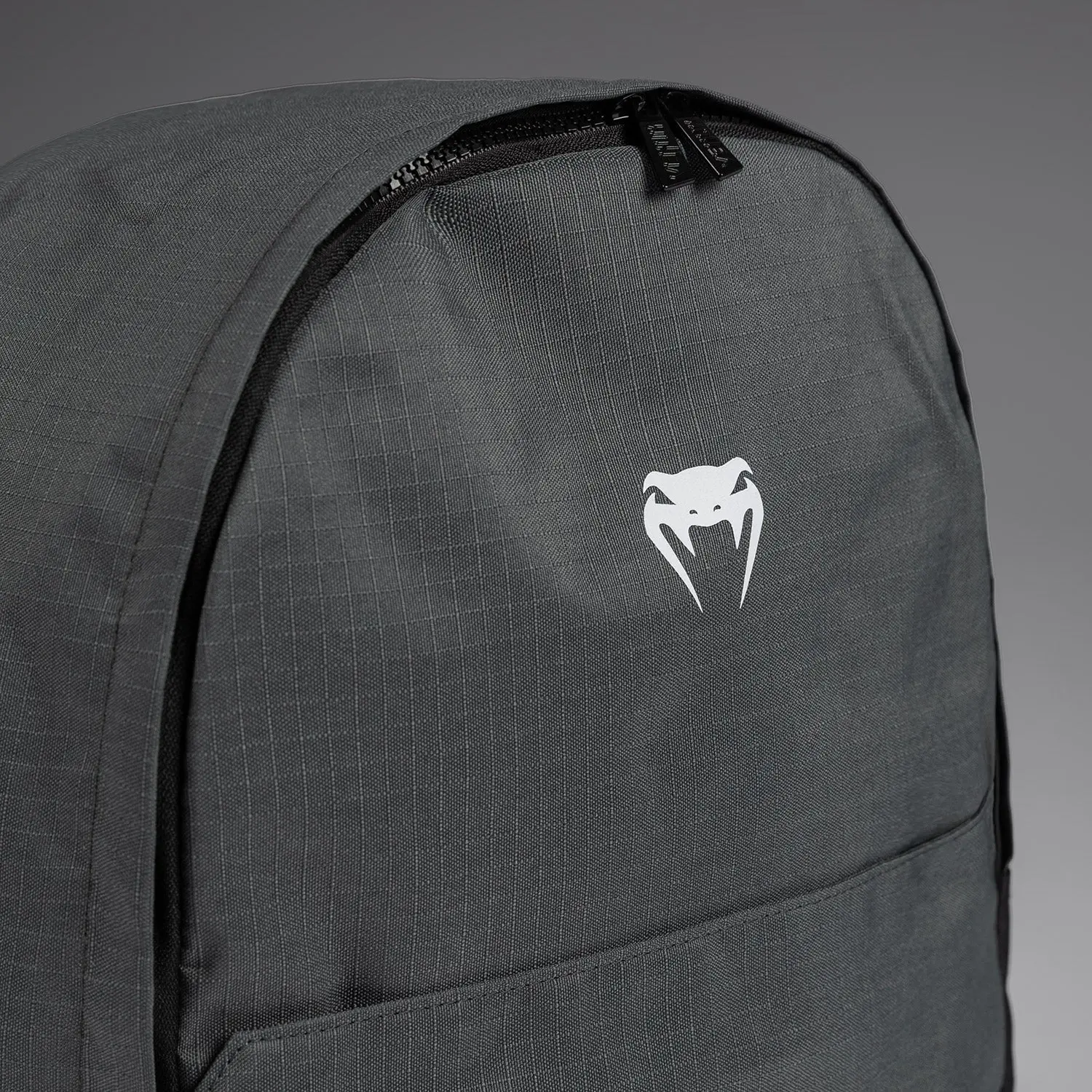 Venum Evo 2 Light Back Pack (20-25L) - Storm Grey, детайл с лого