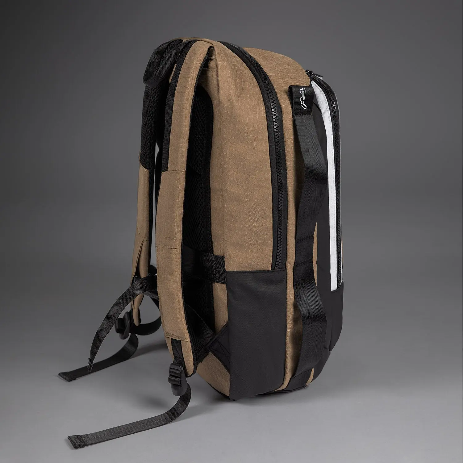 Venum Evo 2 Ripstop BackPack (20-25L) - Dune, страничен изглед с презрамки