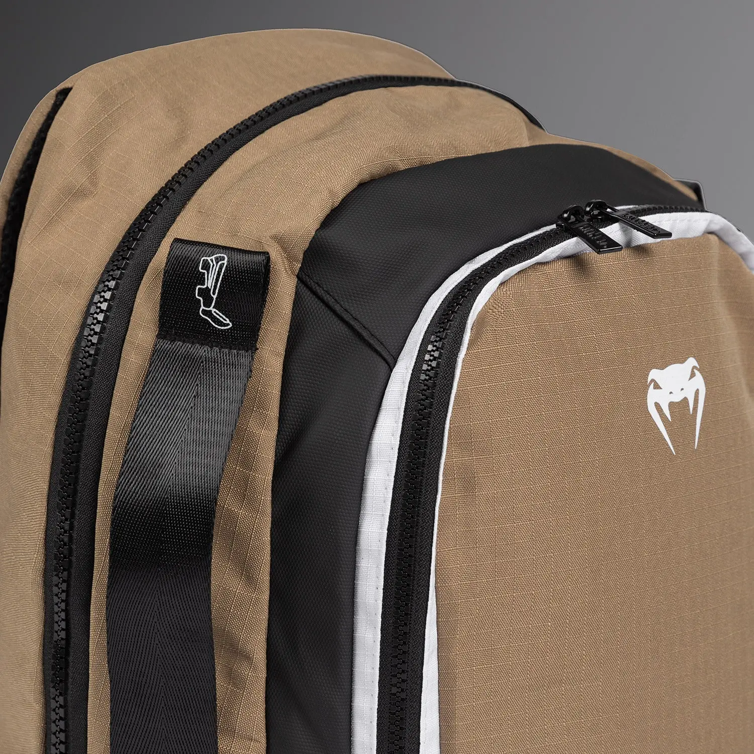 Venum Evo 2 Ripstop BackPack (20-25L) - Dune, детайл от ципове и лого