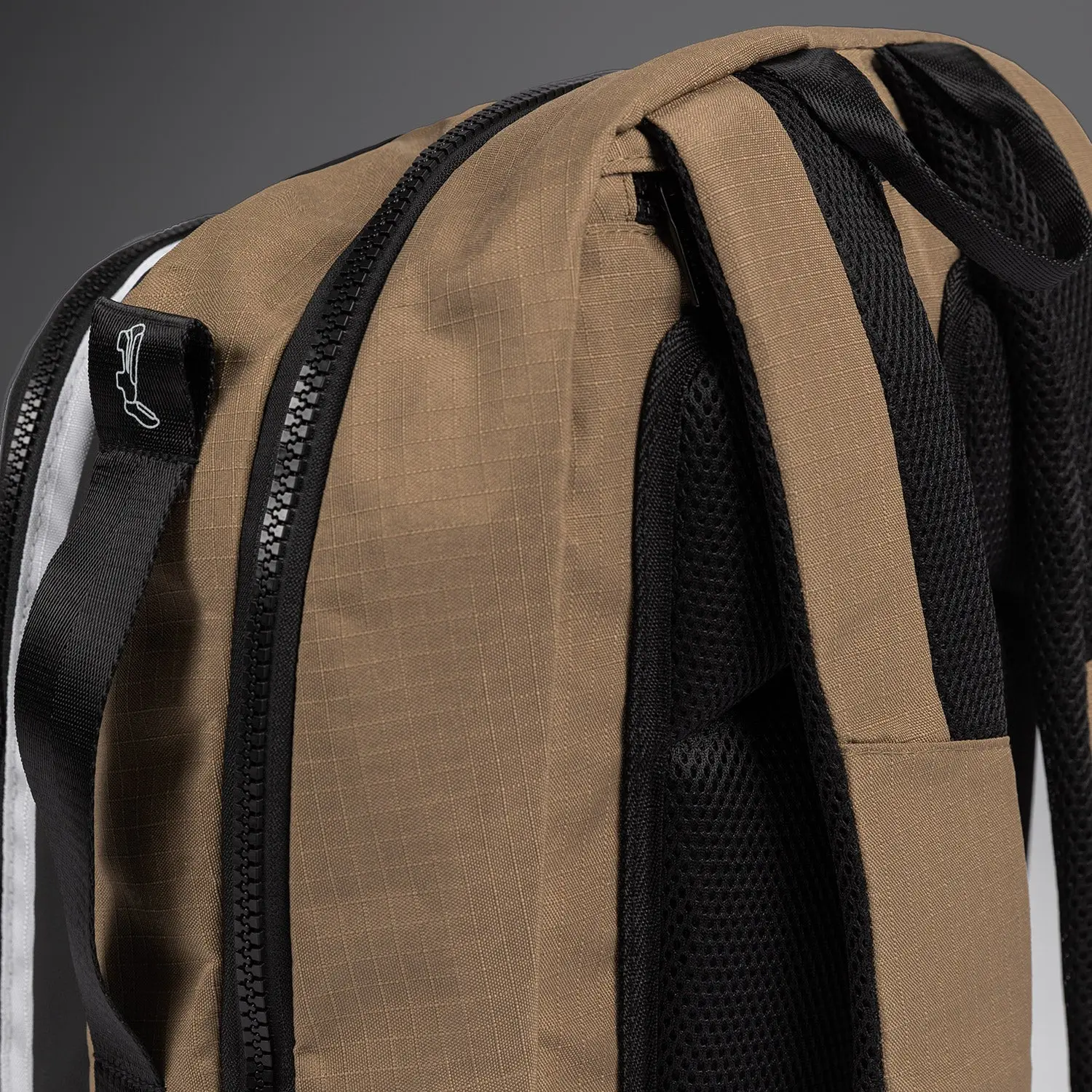 Venum Evo 2 Ripstop BackPack (20-25L) - Dune, детайл от предната част и ципове