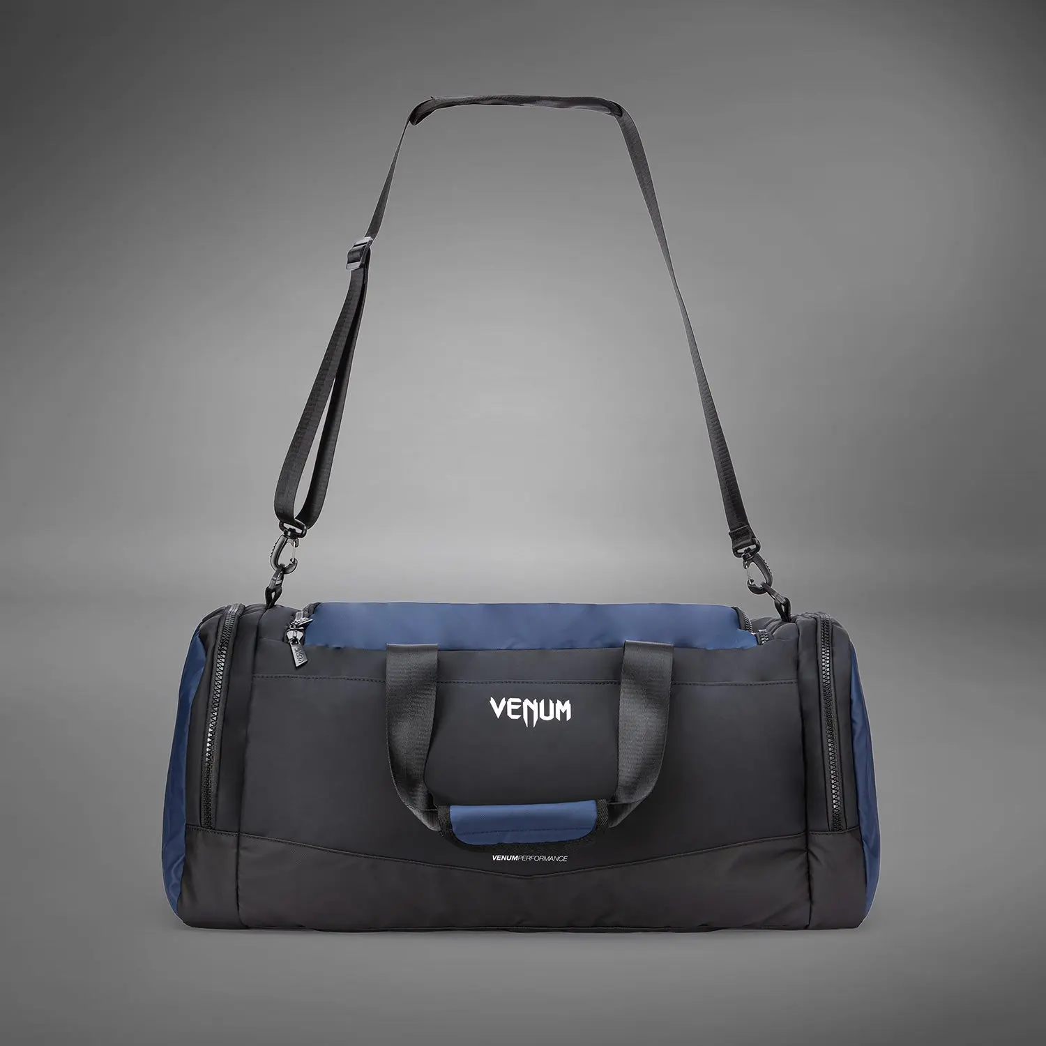 Venum Evo 2 Trainer Lite Duffle Bag (55-63L) - Black/Blue, изглед с регулируема презрамка