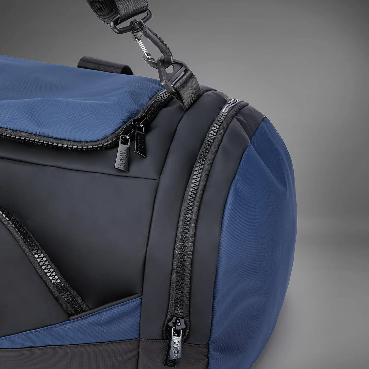 Venum Evo 2 Trainer Lite Duffle Bag (55-63L) - Black/Blue, близък план на циповете