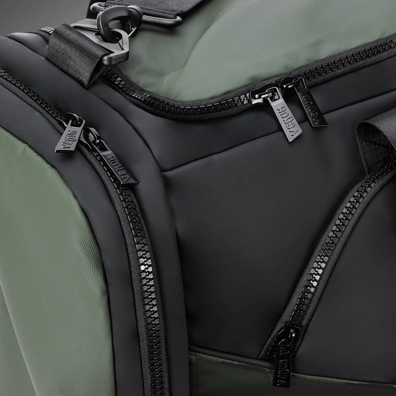 Venum Evo 2 Trainer Lite Duffle Bag (55-63L) - Black/Khaki детайл на ципове с лого Venum