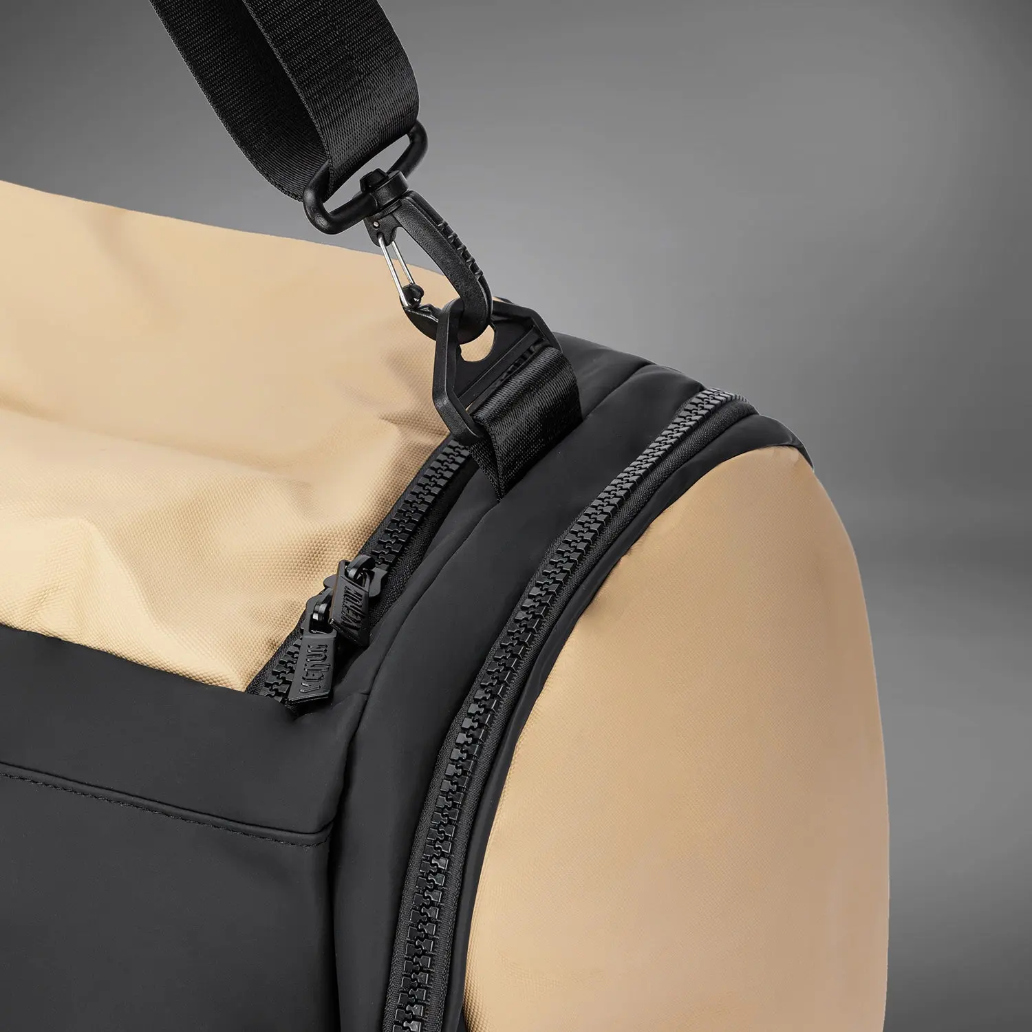 Venum Evo 2 Trainer Lite Duffle Bag (55-63L) - Black/Sand, детайл на цип и презрамка